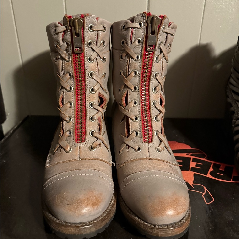 Freebird by Steven Tan/gray Liverpool Boots with Red Accents - Picture 6 of 7